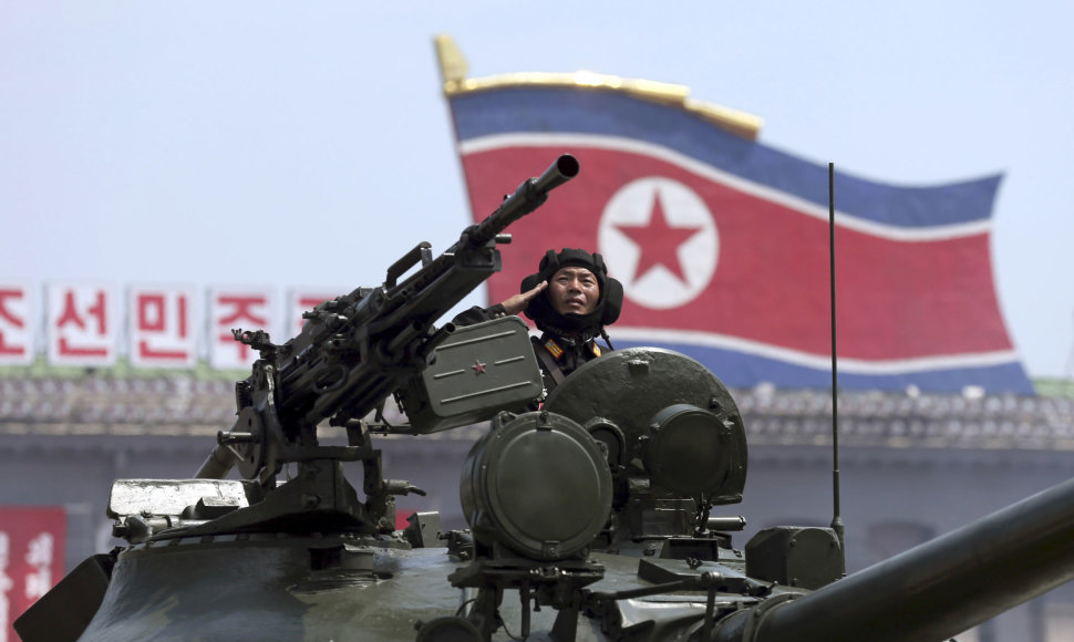 Šiaurės Korėjos karys tanke