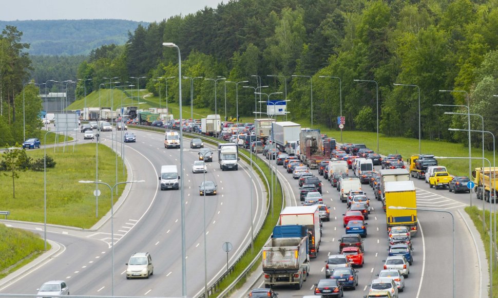 Dėl sunkiasvorio automobilio avarijos Vakariniame aplinkkelyje kilo eismo spūstys