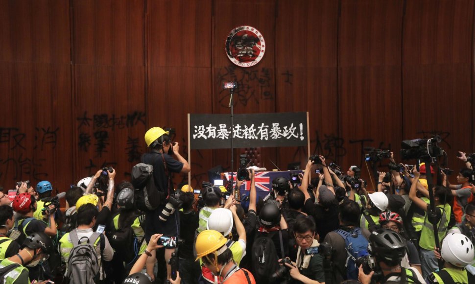 Honkonge protestuotojai įsiveržė į parlamentą