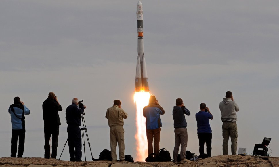 Erdvėlaivis „Sojuz“ išskraidino tris naujus TKS įgulos narius