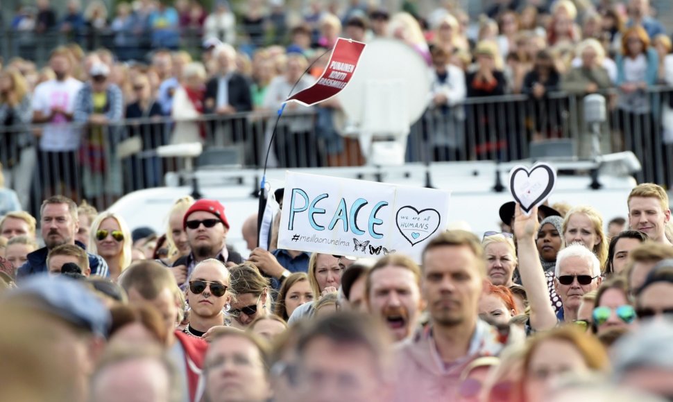 Prieš neonacių eitynes, Helsinkyje žygiavo pasisakantieji prieš rasizmą