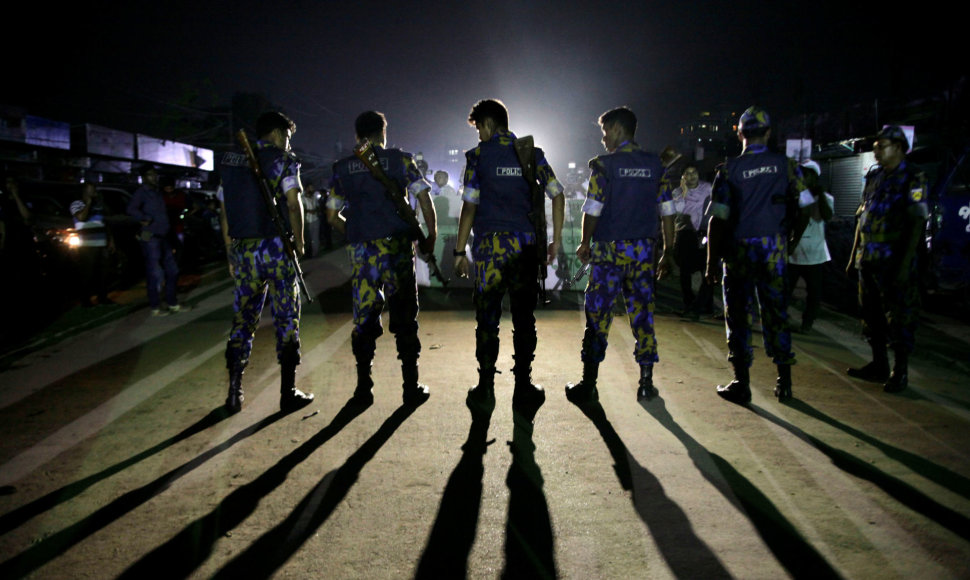 Bangladešo saugumo pajėgos prie kalėjimo, kuriame buvo įvykdytos egzekucijos