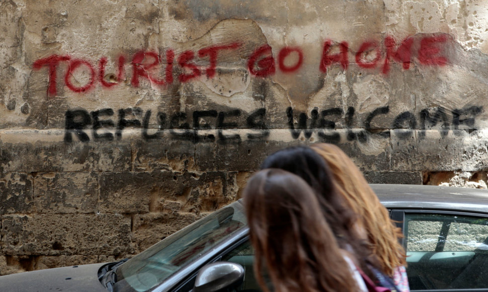 Grafitis Ispanijoje „Turiste, važiuok namo. Pabėgėliai, sveiki atvykę“