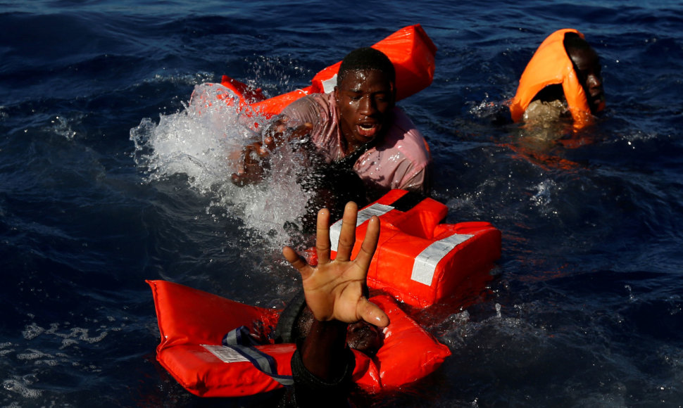Vidužemio jūra, 2017 balandžio 14 d. Migrantai stengiasi išsilaikyti virš vandens, iškritę iš guminės valties per gelbėjimo operaciją
