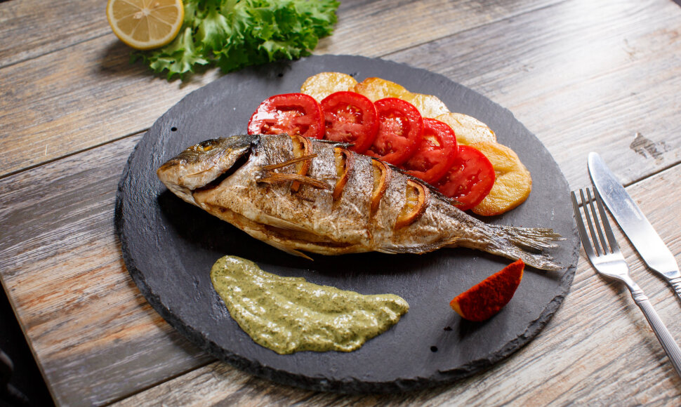Kepta dorada su pomidorais