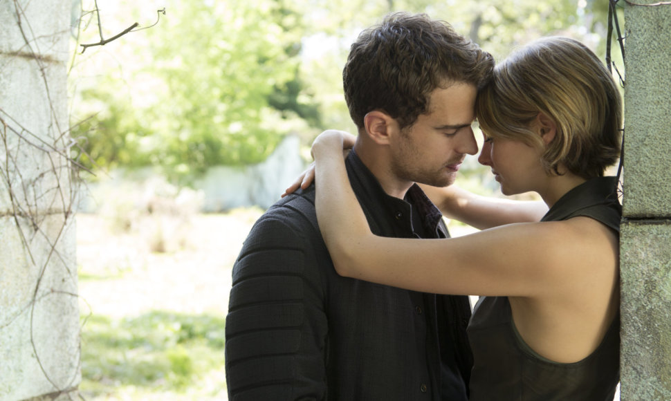 Theo Jamesas ir Shailene Woodley filme „Divergentės serija: lojalioji“