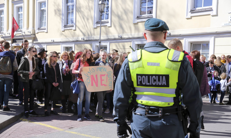 Vilniuje – protesto akcija dėl ketinimų ilginti mokslo metus