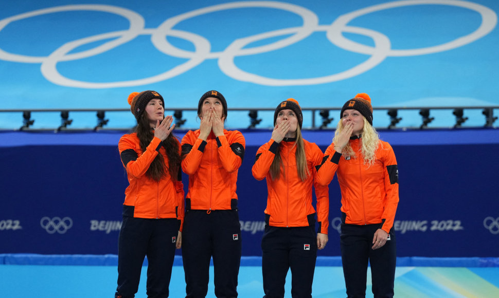 Nyderlandų greitojo čiuožimo komanda atiduoda pagarbą bendražygei
