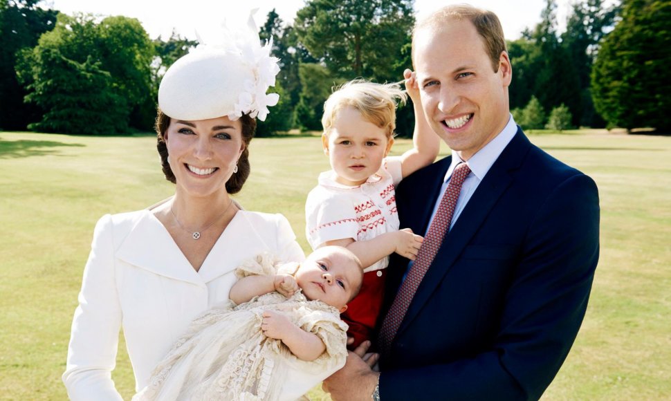 Princas Williamas ir Kembridžo hercogienė Catherine su princese Charlotte Elizabeth Diana ir princu George'u