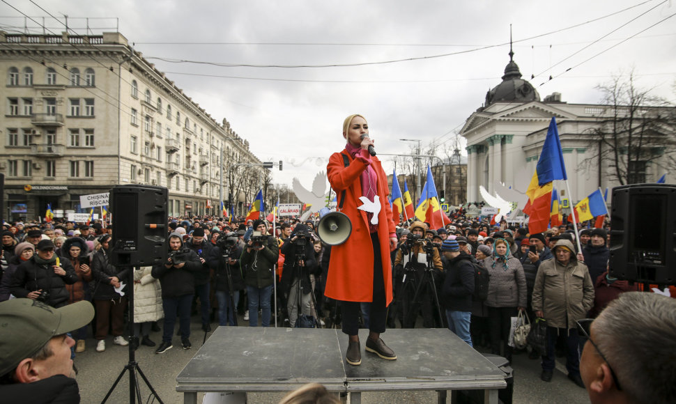 Moldovos Rusijai palankios „Šor“ partijos pirmininko pavaduotoja Marina Tauber kalba per protestą prieš provakarietišką vyriausybę