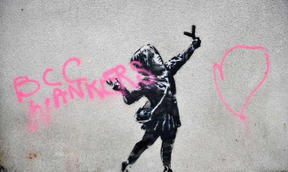 Banksy kūrinys ant pastato Vakarų Anglijoje