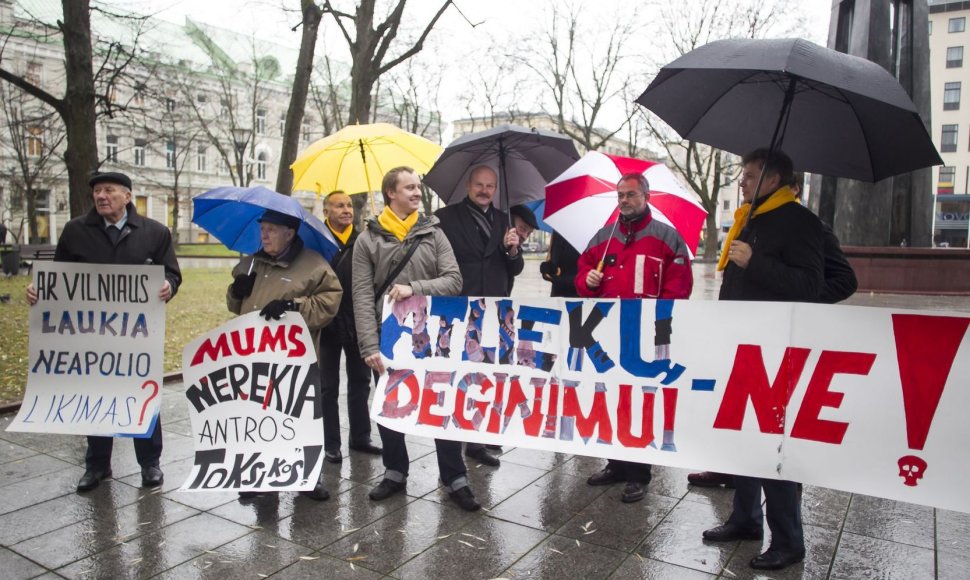 Vilniaus gyventojų grupelė piketu priešinasi atliekų deginimo gamyklų statyboms.