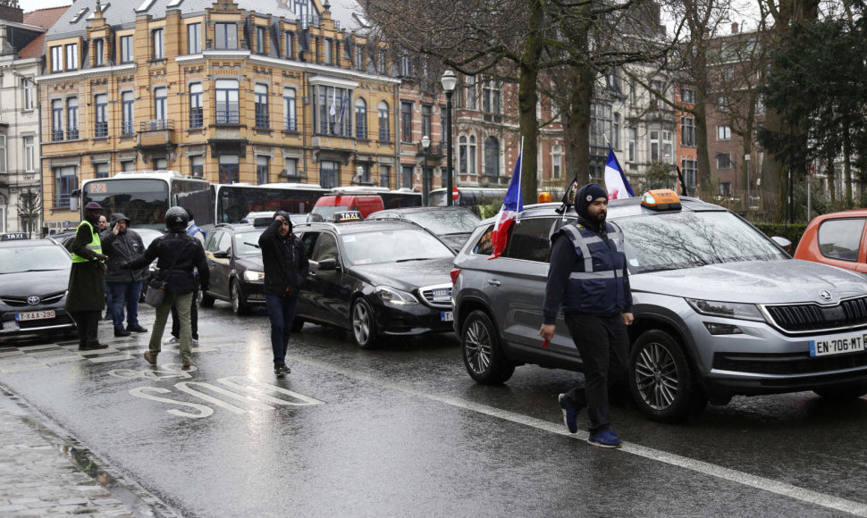 Taksi automobiliai blokavo eismą Briuselyje.