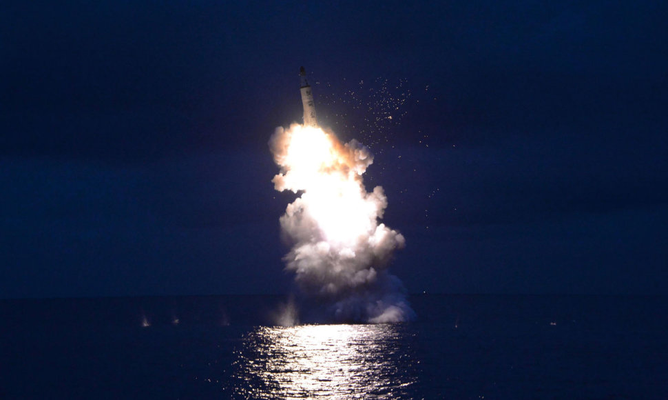 Šiaurės Korėja paleido raketą iš povandeninio laivo