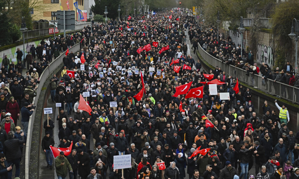 Vokietijoje 10 tūkst. protestuotojų paminėjo rasistinių šaudynių aukas
