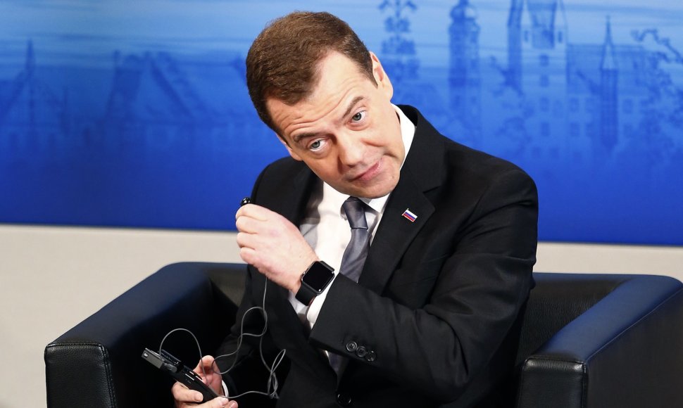 Dmitrijus Medvedevas tiesioginiame eteryje 