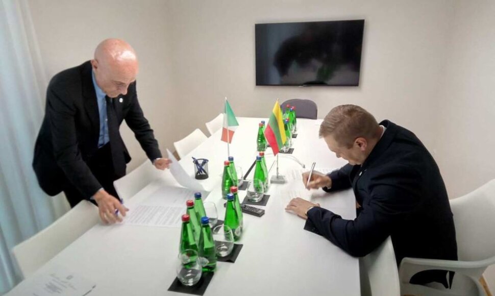 Lietuva galutinai sutarė su Italija dėl pabėgėlių apklausų