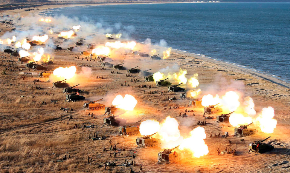 Šiaurės Korėjos liaudies armijos artilerijos padalinių pratybas fronte