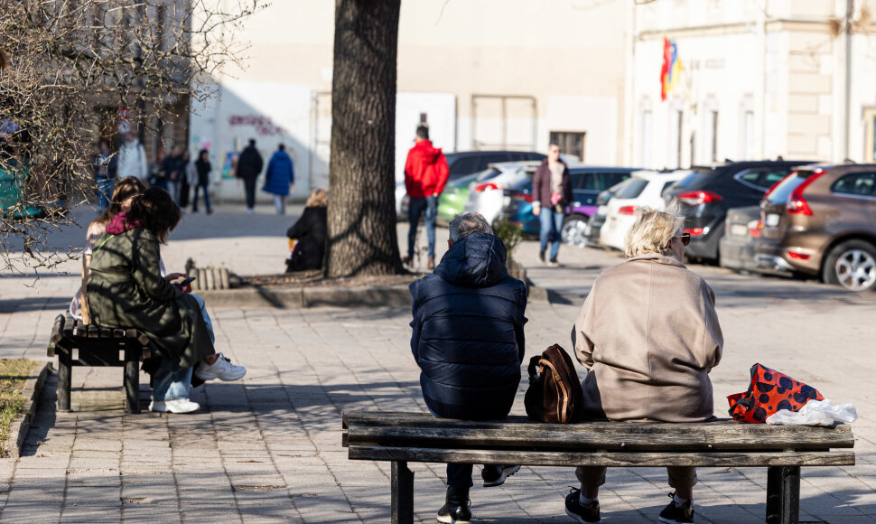 Saulės išsiilgę vilniečiai užplūdo gatves
