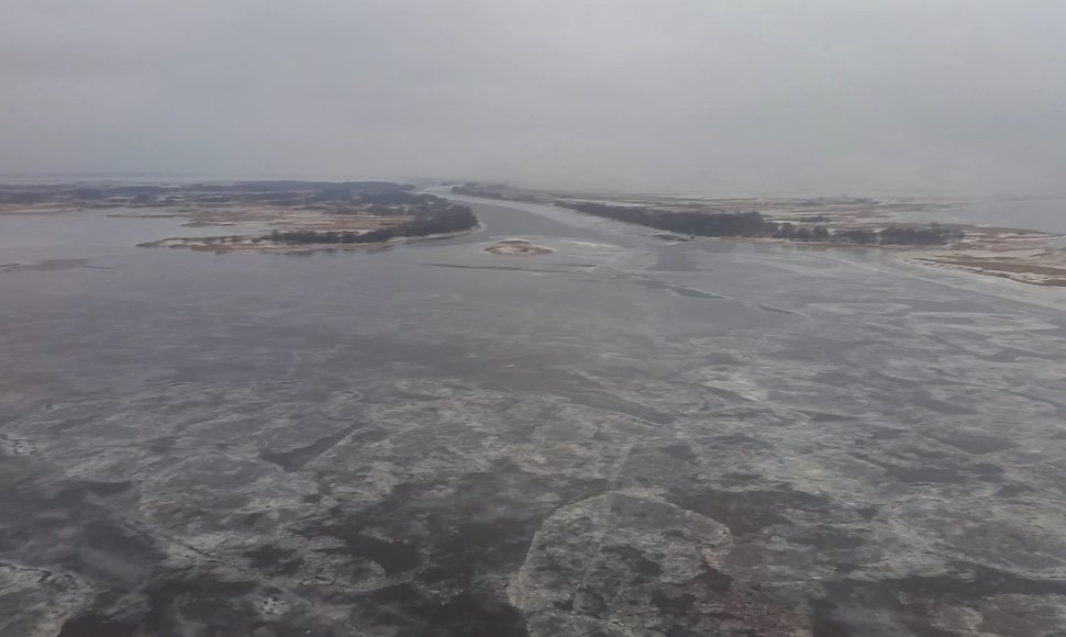 Kuršių marių ledas ties Atmatos upės žiotimis