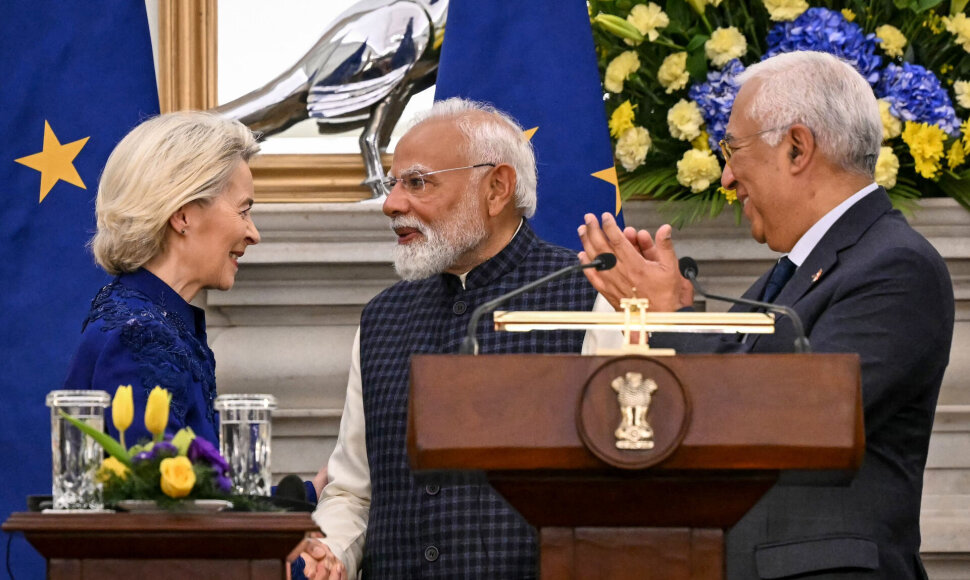 Ursula von der Leyen spaudžia ranką Narendra Modi / SAJJAD HUSSAIN / AFP