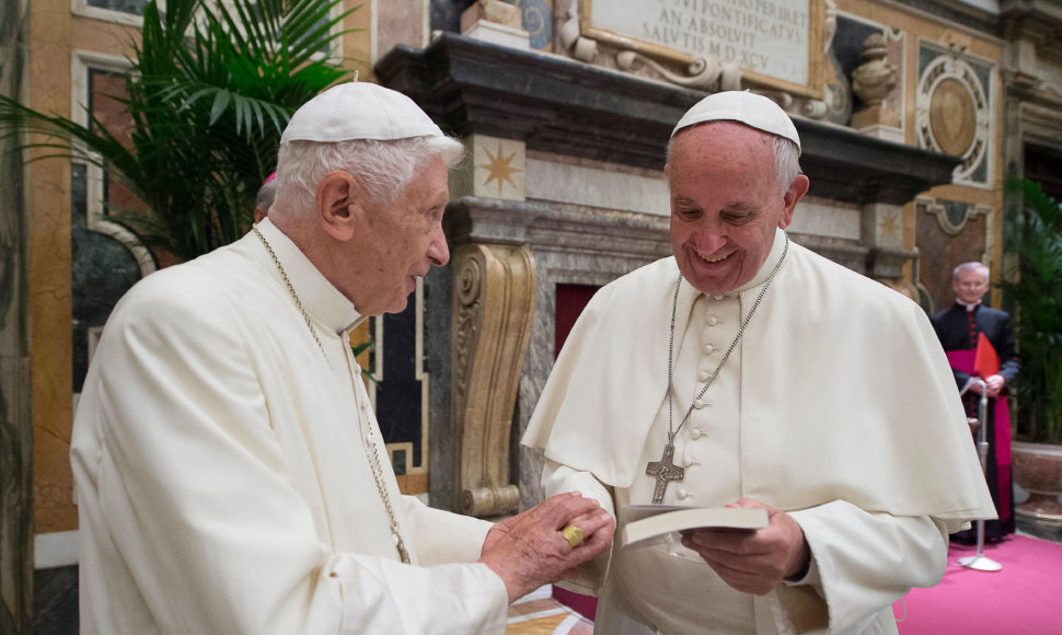 Popiežiai Benediktas XVI (kairėje) ir Pranciškus