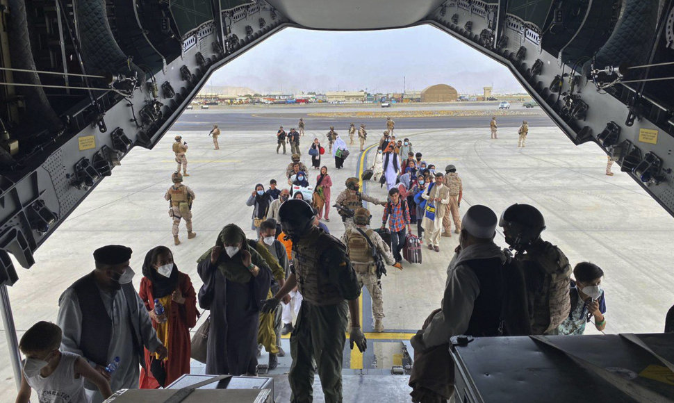 Ispanijos kariniu orlaiviu evakuojami žmonės iš Kabulo