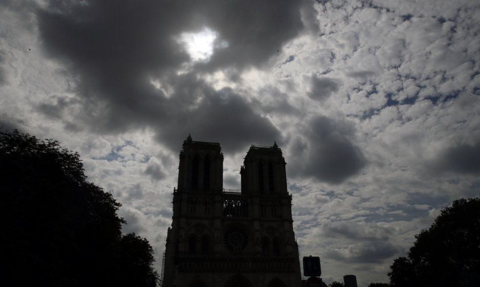 Ar didėja pavojus apsinuodyti švinu po balandį Paryžiaus Dievo Motinos katedrą nusiaubusio gaisro?