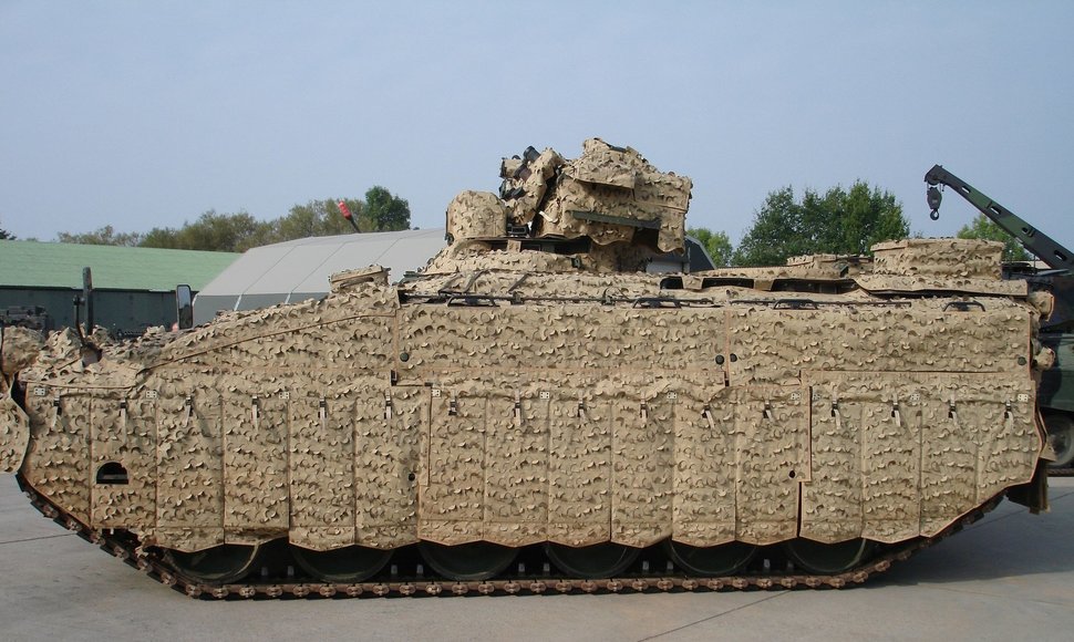 Vokiečių pėstininkų kovos mašina Marder su Saab Barracuda maskuojančiu tinklu