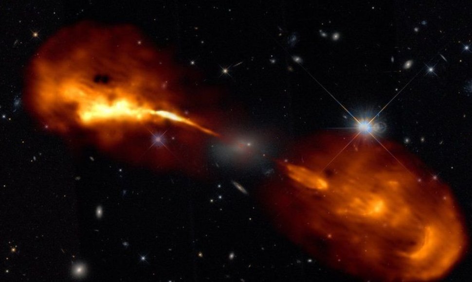 Užfiksuota galaktikos centre atsiradusi supermasyvi juodoji skylė
