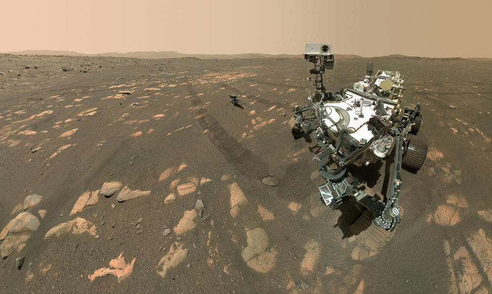 NASA marsaeigis „Perseverance“ pasidarė asmenukę su sraigtasparniu „Ingenuity“, kuris čia matomas maždaug 3,9 m. atstumu nuo roverio. Šią nuotrauką padarė roverio robotinėje rankoje esanti kamera WASTON 2021 m. balandžio 6 d., 46-ąją Marso dieną. 