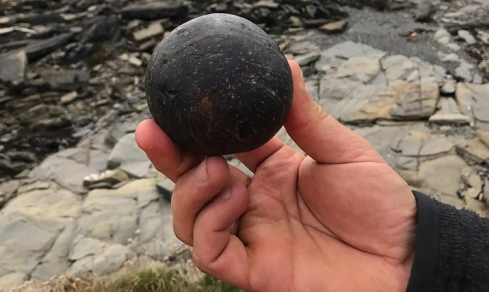 Škotijos salose rasti paslaptingi rutuliai