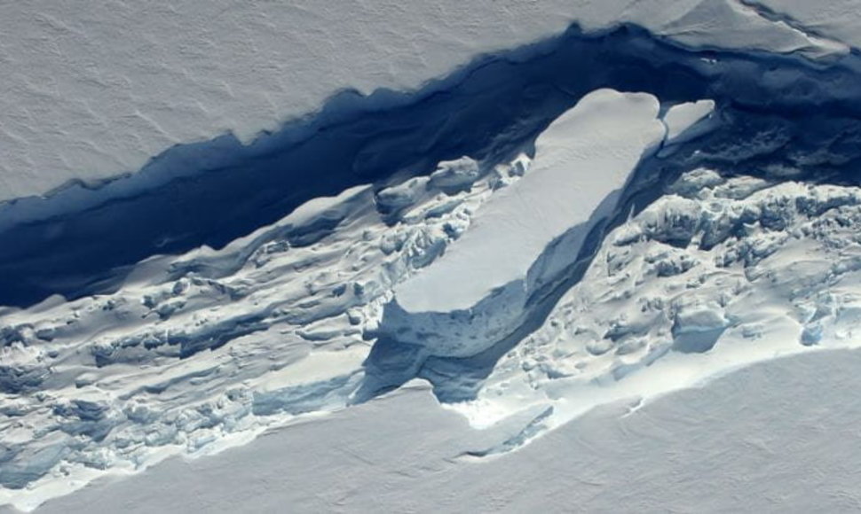 Ledo melanžų (ledo klijų), kurie vėl sujungia ledo plyšius, plonėjimas, gali būti labai svarbus ledkalnių veržimuisi