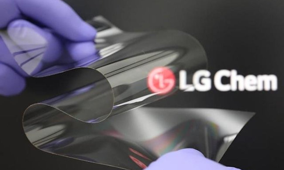 LG naujos technologijos ekranams skirta medžiaga - lanksti ir kieta kaip stiklas