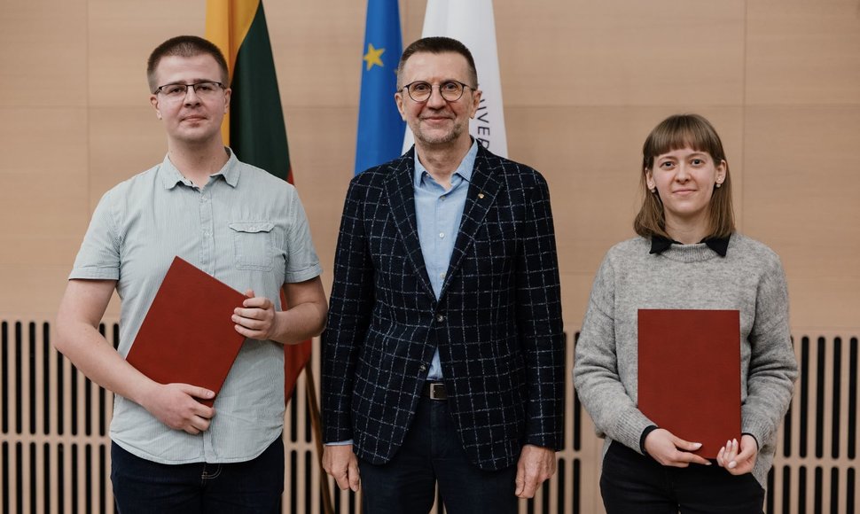 Įteiktos  pirmosios prof. V.Šikšnio vardo stipendijos