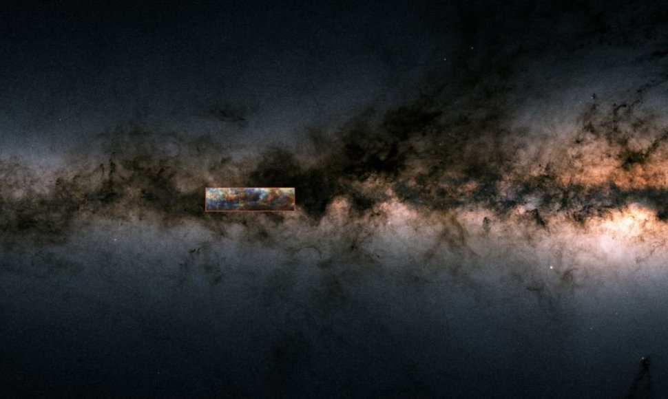 ESA palydovo išmatuoto Paukščių tako šoninio vaizdo dalis. Tamsiąją juostą sudaro dujos ir dulkės, kurios slopina įterptųjų žvaigždžių šviesą. Dešinėje pusėje pažymėtas Galaktikos centras, ryškiai šviečiantis po tamsiąja zona. Kairėje pusėje esantis langelis žymi Maggie dujų debesies vietą