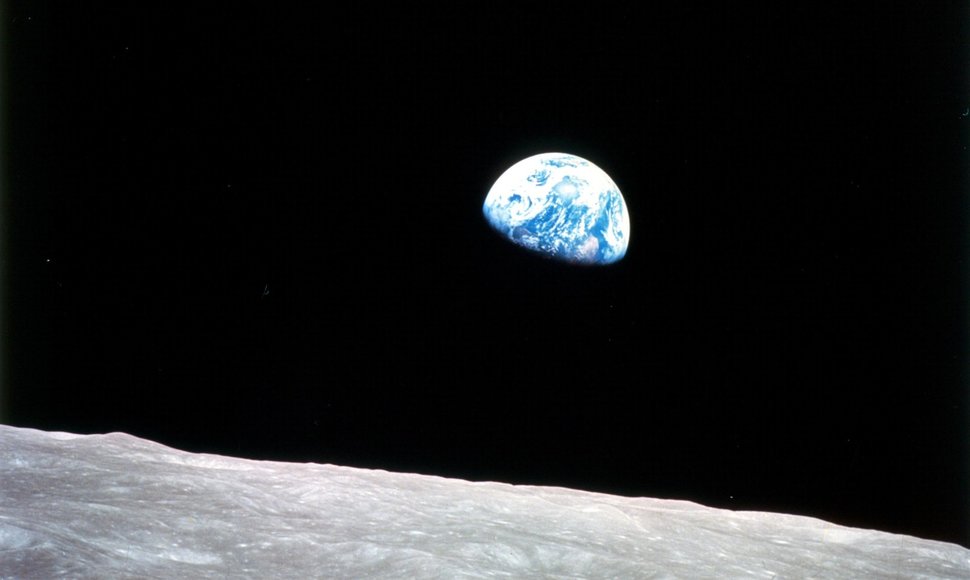 1968 m. „Apollo 8“ astronautų padaryta Žemės nuotrauka. Fone matosi Mėnulio paviršius