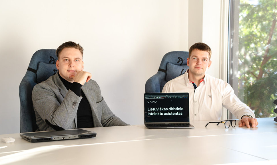 Nuo kairės: "Vaiva AI" bendraįkūrėjas Mindaugas Mažeika ir verslo plėtros vadovas Jonas Paulauskas