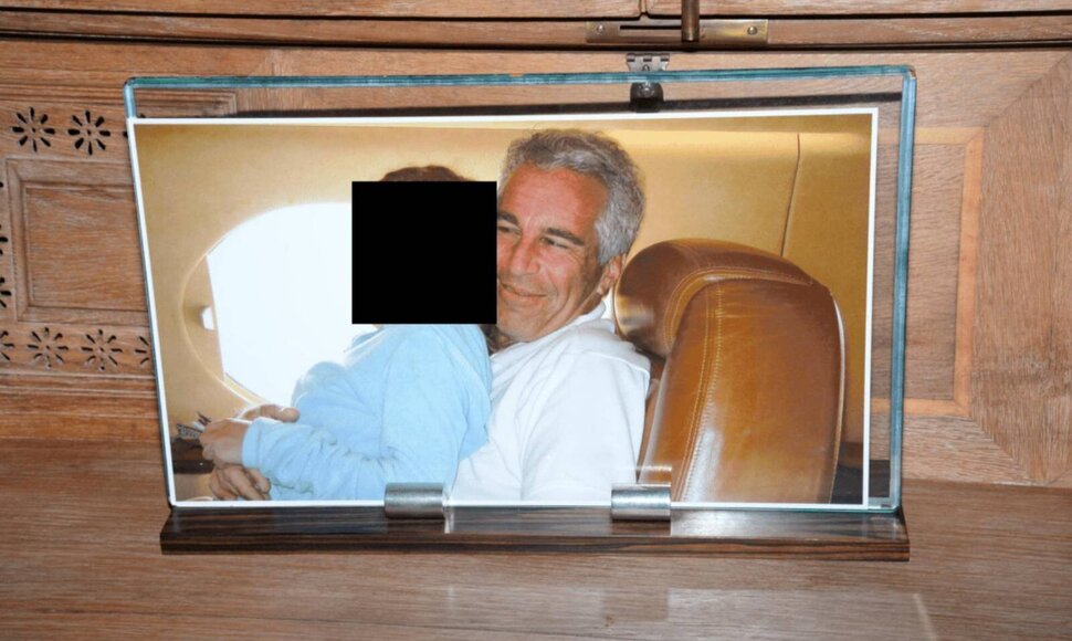 J.Epsteinas privačiame lėktuve su nežinoma moterimi, JAV Saugumo departamento pavie&scaron;inta nuotr.