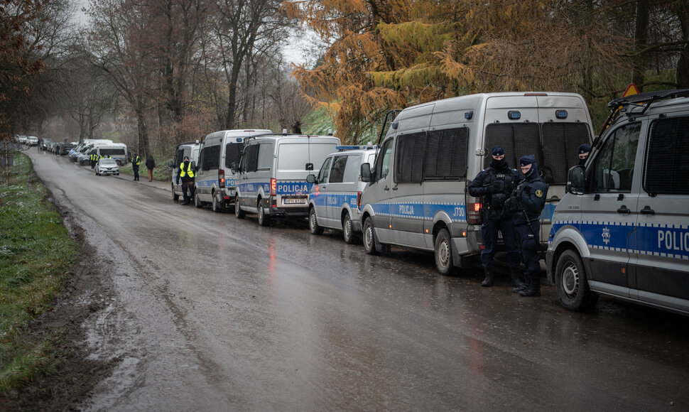 Policijos pareigūnai Pševoduvo kaimo teritorijoje. Lenkija, 2022 m. Lapkričio 17 d.