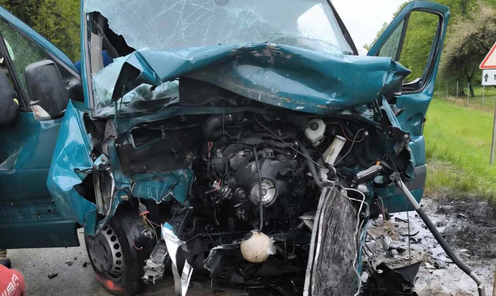 Skapi&scaron;kyje susidūrus automobiliui ir mikroautobusui žuvo žmogus