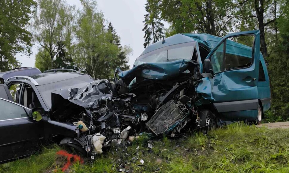 Skapi&scaron;kyje susidūrus automobiliui ir mikroautobusui žuvo žmogus