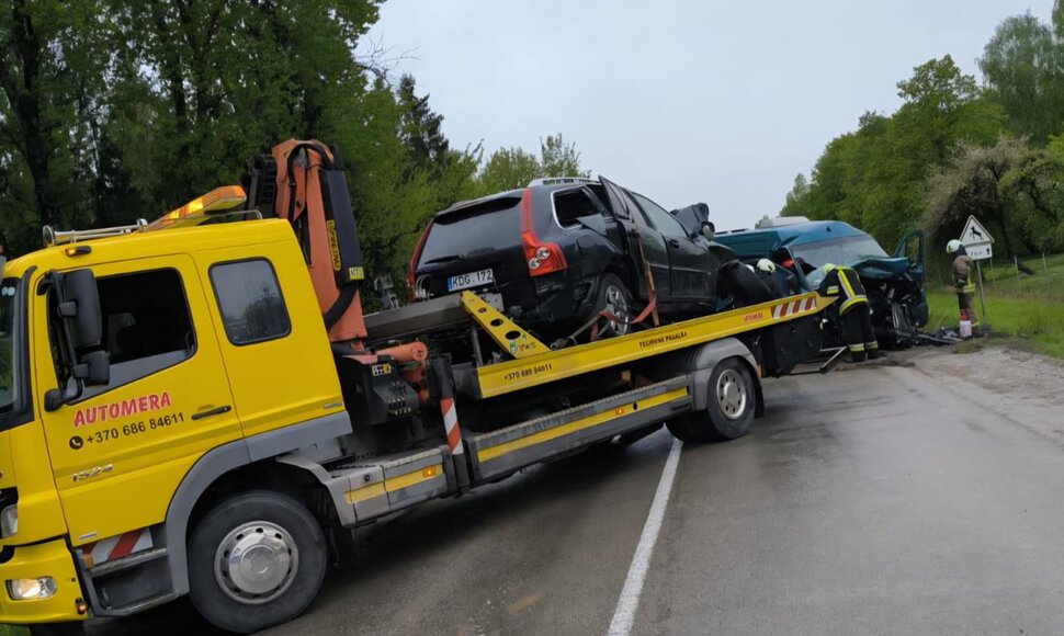 Skapi&scaron;kyje susidūrus automobiliui ir mikroautobusui žuvo žmogus