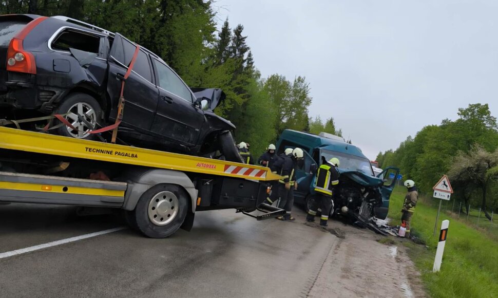 Skapi&scaron;kyje susidūrus automobiliui ir mikroautobusui žuvo žmogus