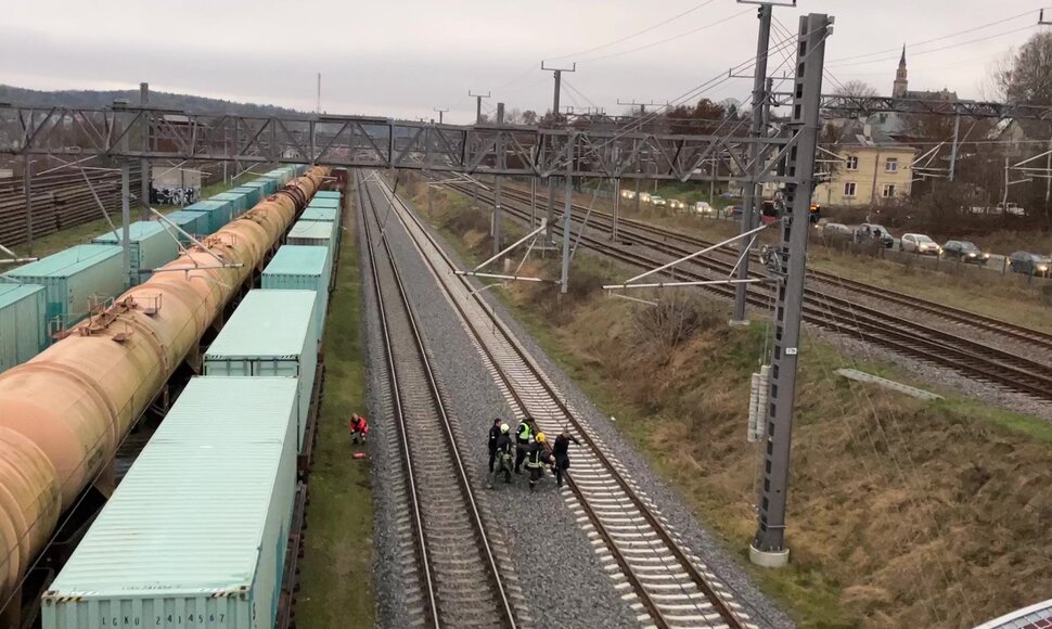 Vilniuje vaikinas &scaron;oko ant traukinio &ndash; nuplė&scaron;ė kabelį: elektra trenkė ir medikui