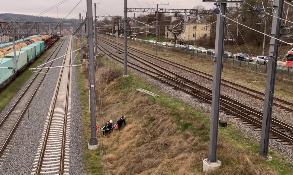 Vilniuje vaikinas &scaron;oko ant traukinio &ndash; nuplė&scaron;ė kabelį: elektra trenkė ir medikui