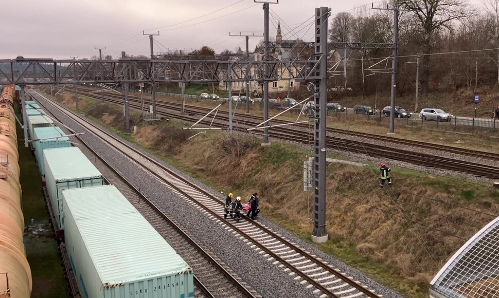 Vilniuje vaikinas &scaron;oko ant traukinio &ndash; nuplė&scaron;ė kabelį: elektra trenkė ir medikui