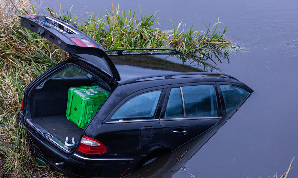Į tvenkinį įlėkė automobilis