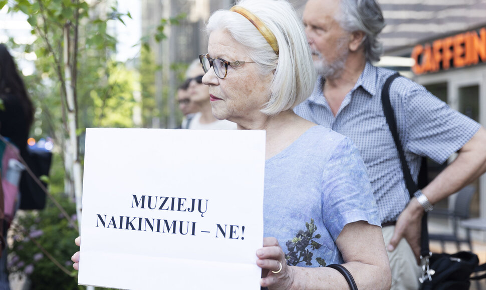 protestas prie&scaron; lietuvių ra&scaron;ytojų memorialinių erdvių naikinimą.