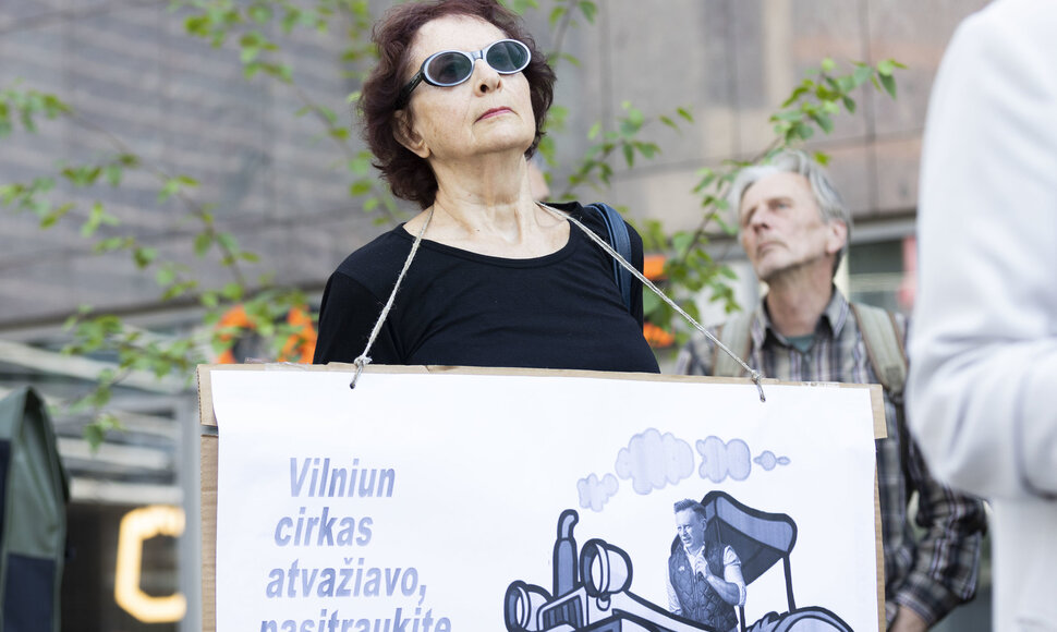protestas prie&scaron; lietuvių ra&scaron;ytojų memorialinių erdvių naikinimą.